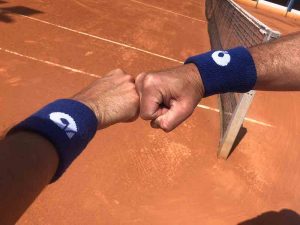 choque de manos en pista de tenis
